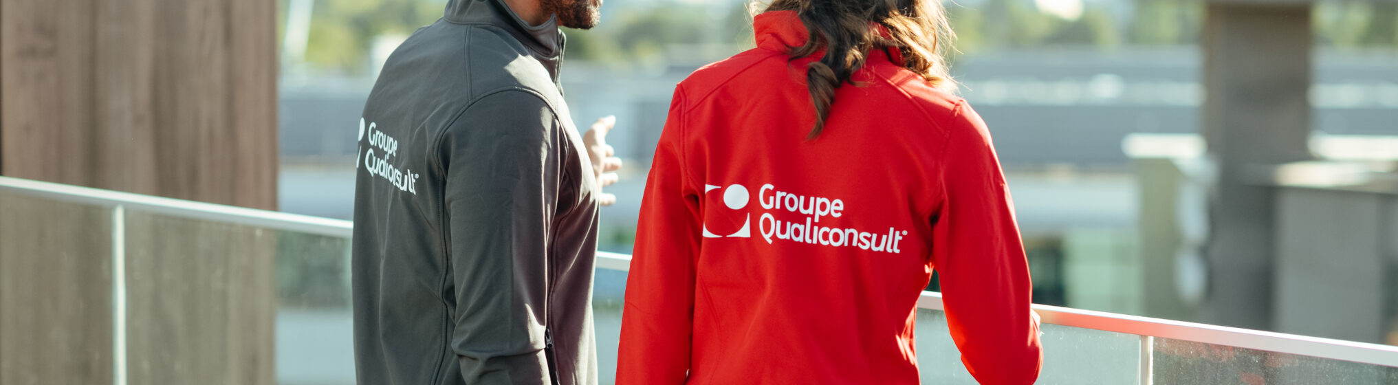 Deux collaborateurs Groupe Qualiconsult qui discutent que le toit d'un immeuble